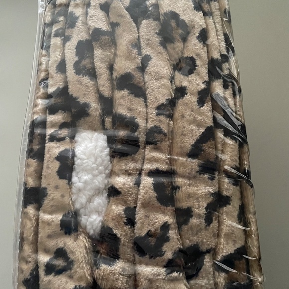 NEW Soft and Cozy LEOPARD Print with SHERPA TRIM KING Size Blanket KING/CAL KG - Picture 3 of 5